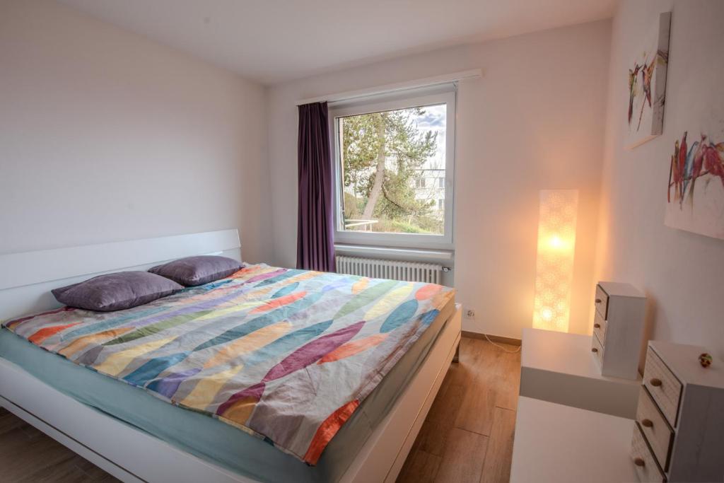Postel nebo postele na pokoji v ubytování Chez Sabine - la vie en couleurs