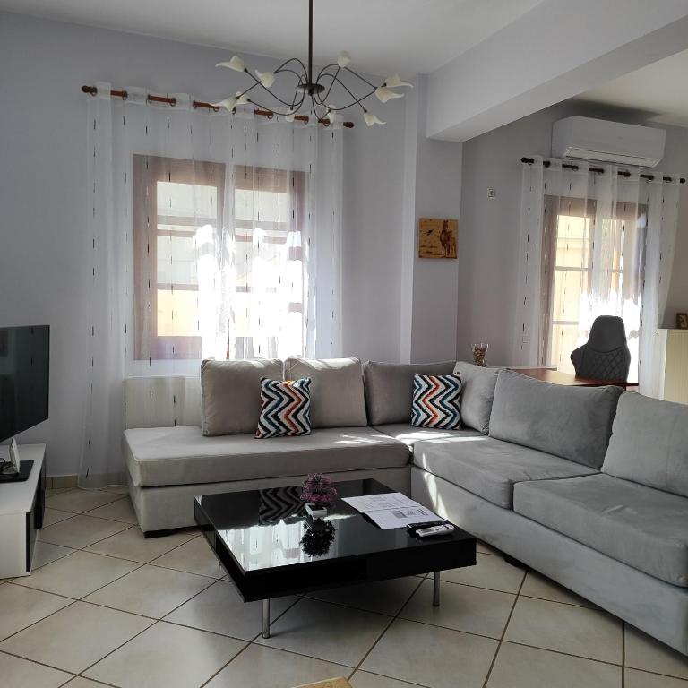 Posezení v ubytování GDE Spetses 3BR apartment1