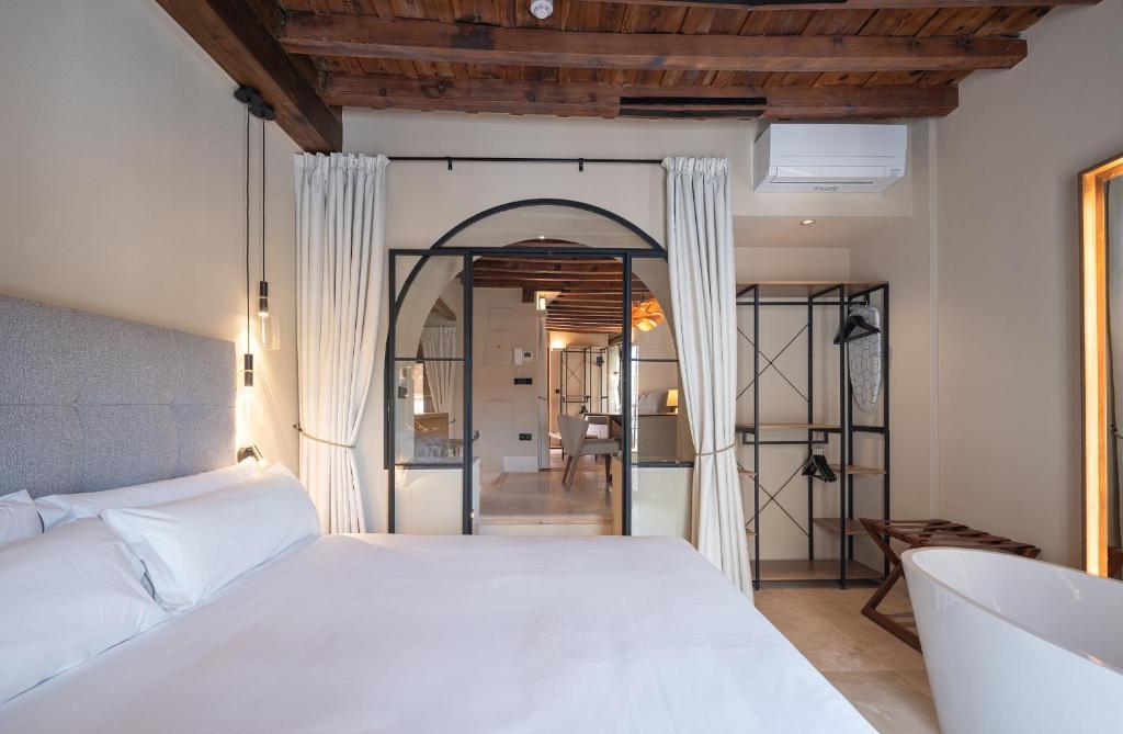 Ένα ή περισσότερα κρεβάτια σε δωμάτιο στο Calm Suites Babole