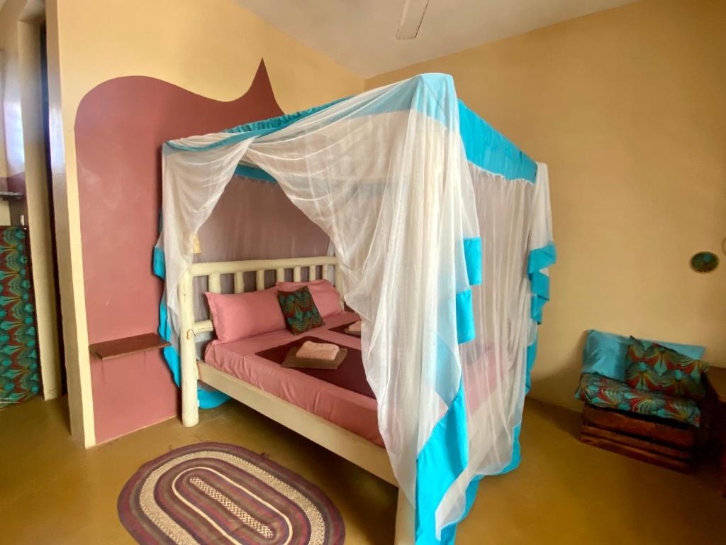 Postel nebo postele na pokoji v ubytování Darwesh Nyumba Lodge
