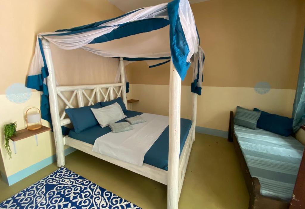 Postel nebo postele na pokoji v ubytování Darwesh Nyumba Lodge