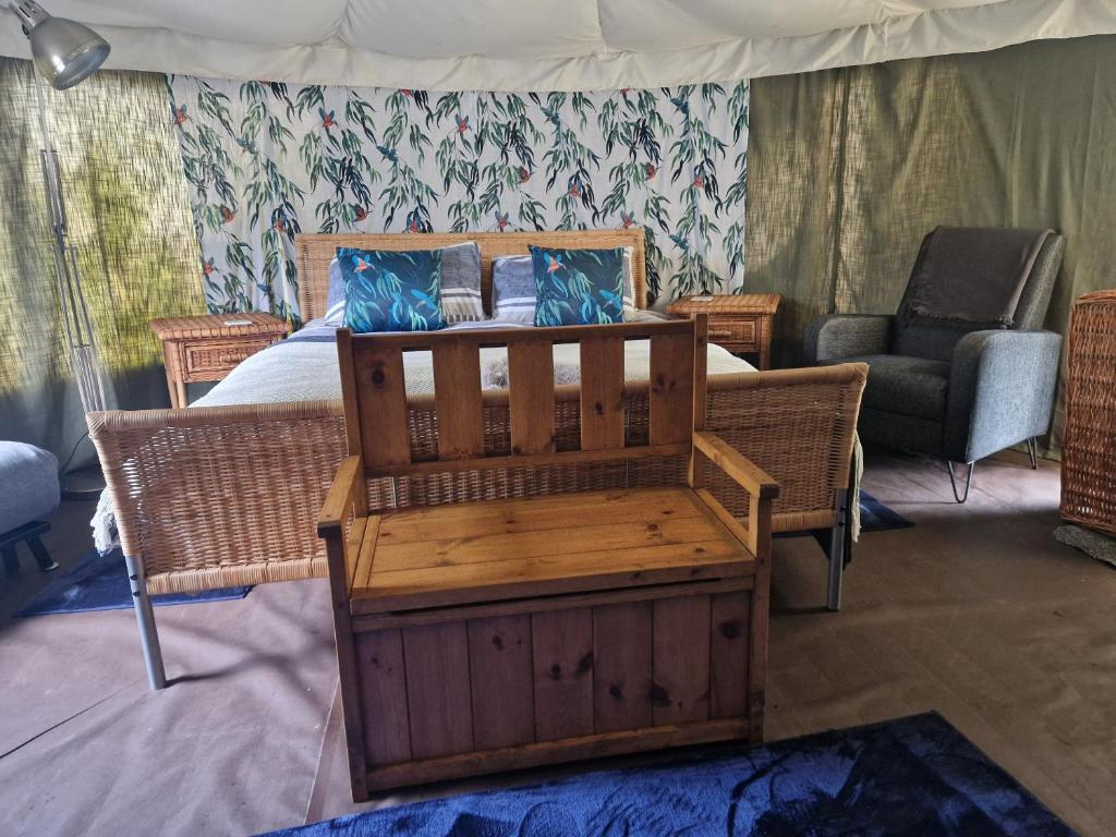 Posezení v ubytování The Little Hide - Adult Only Camping Pods