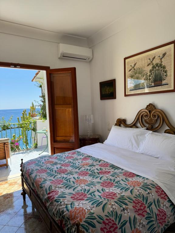 Кровать или кровати в номере La Dolce Vita a Positano boutique hotel