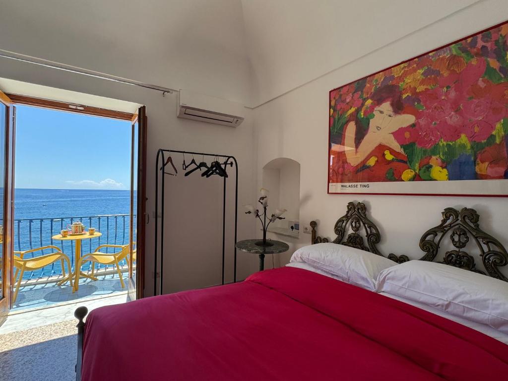 Кровать или кровати в номере La Dolce Vita a Positano boutique hotel