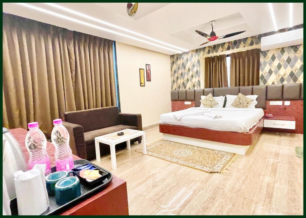 Postel nebo postele na pokoji v ubytování HOTEL Y S V I Near Sea Beach And Jagannath Temple - Free Wifi- Lift and Parking Facilities - Fully Air Conditioning Room & Luxuary Rooms - A Top Rated Hotel In Puri