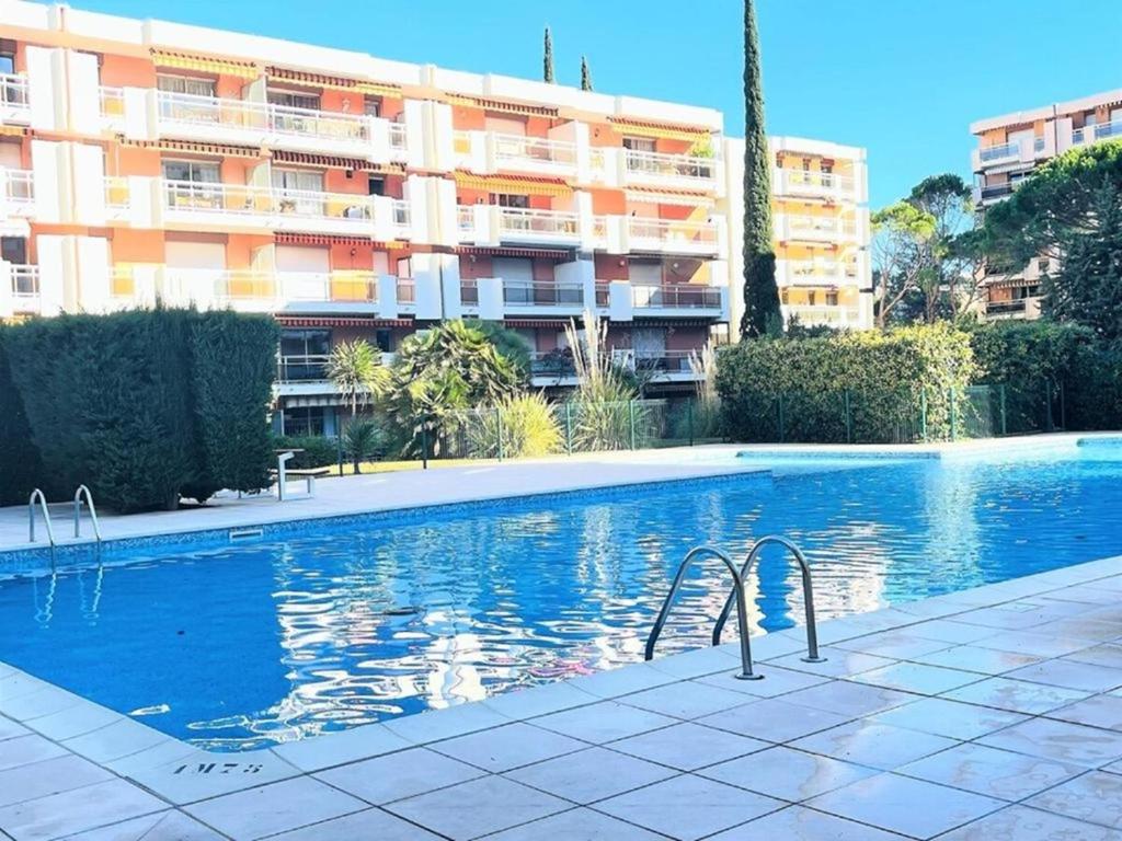 - une piscine en face d'un immeuble dans l'établissement Les Imperators YourHostHelper, à Saint-Raphaël