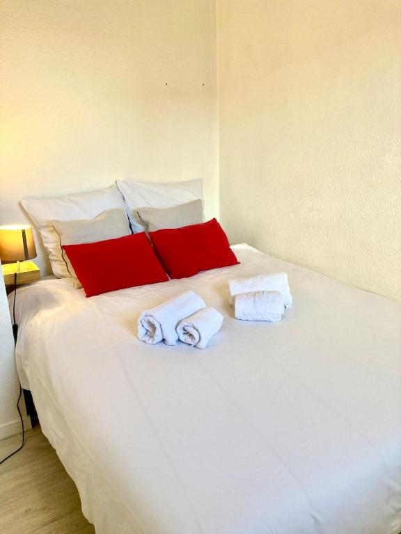 une chambre avec un lit blanc avec des serviettes dessus dans l'établissement House in private residence , beach and pool access, à Bretignolles-sur-Mer