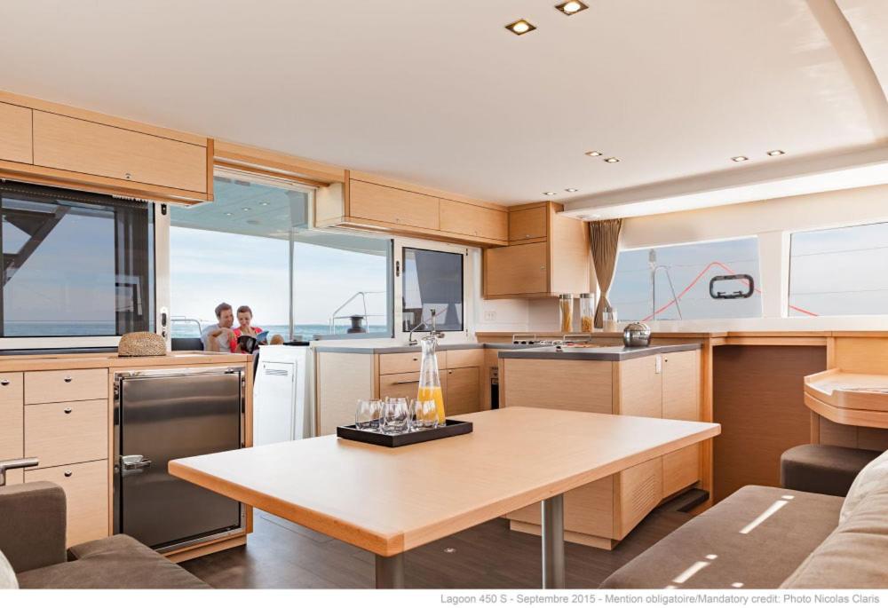Kuchyň nebo kuchyňský kout v ubytování Catamaran Lagoon 450F- Private rental