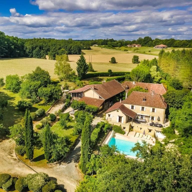 une vue aérienne d'une maison avec piscine dans l'établissement Gite les taloches, à Tourtoirac