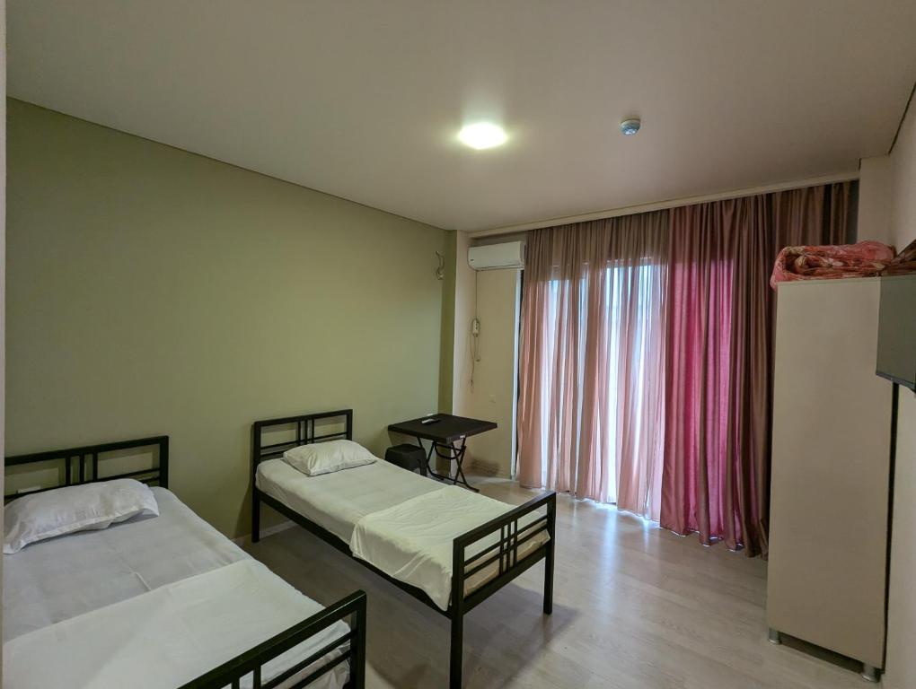 Postel nebo postele na pokoji v ubytování Compass hotel