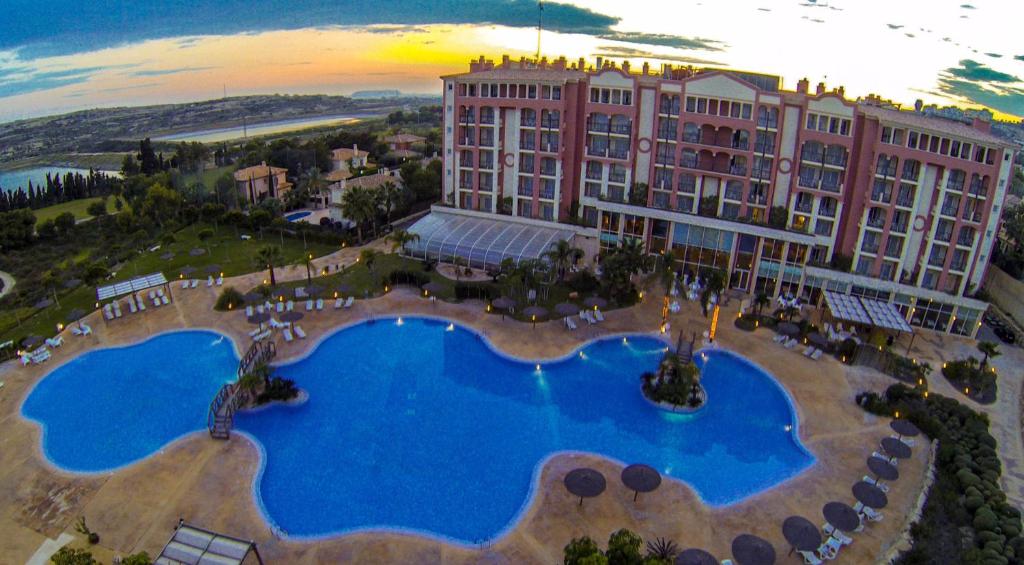 Bazén v ubytování Hotel Bonalba Alicante nebo v jeho okolí