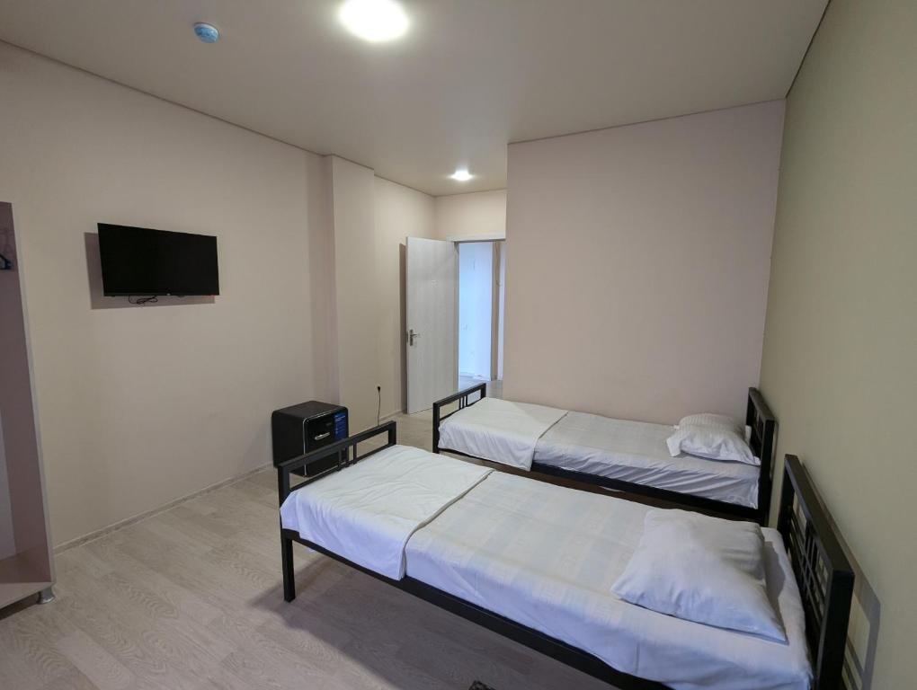 Postel nebo postele na pokoji v ubytování Compass hotel