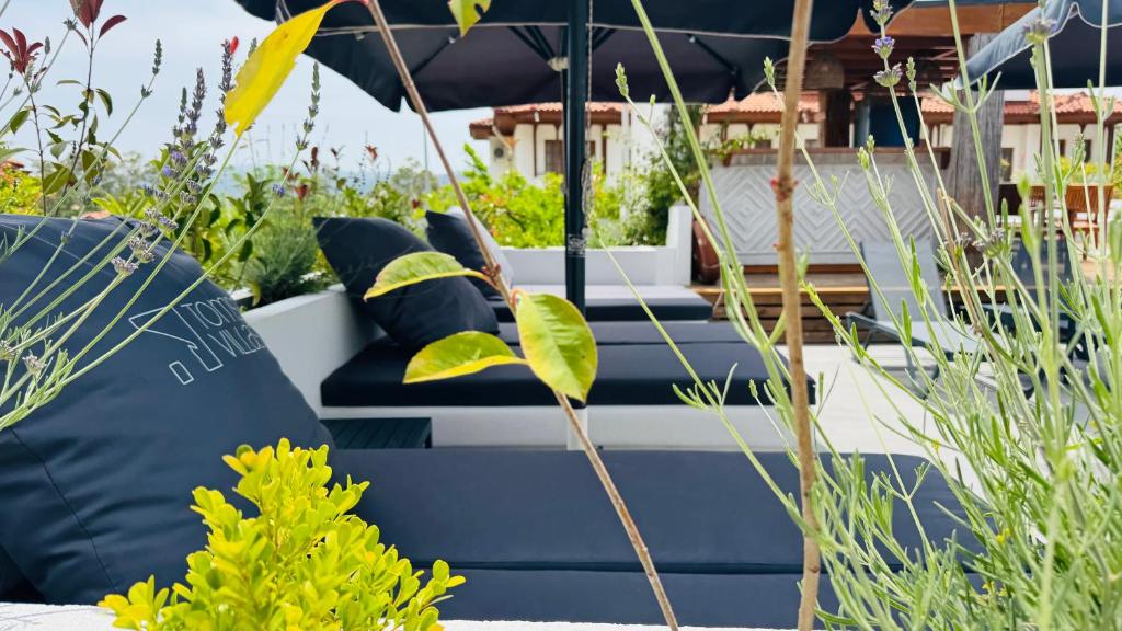A garden outside Tomsan Suites & Villas Akyaka