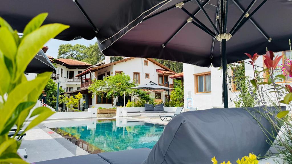 The swimming pool at or close to Tomsan Suites & Villas Akyaka