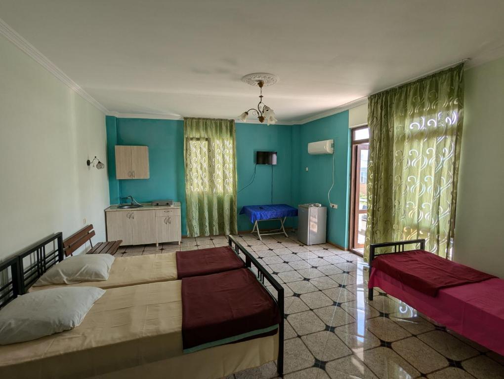 Postel nebo postele na pokoji v ubytování Compass hotel