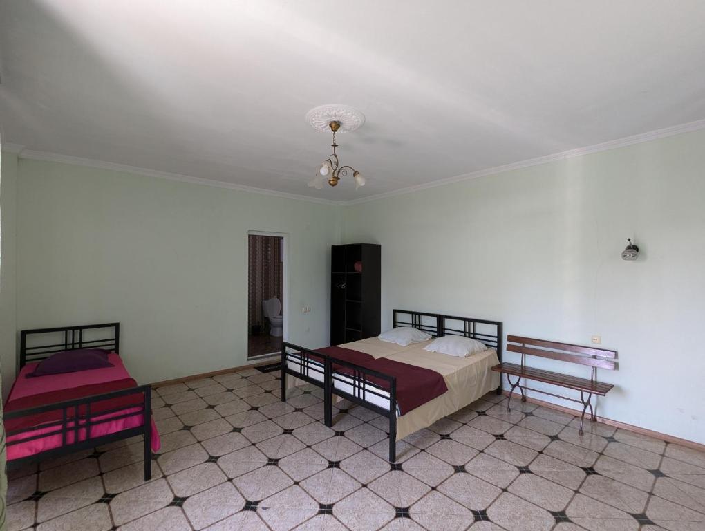 Postel nebo postele na pokoji v ubytování Compass hotel