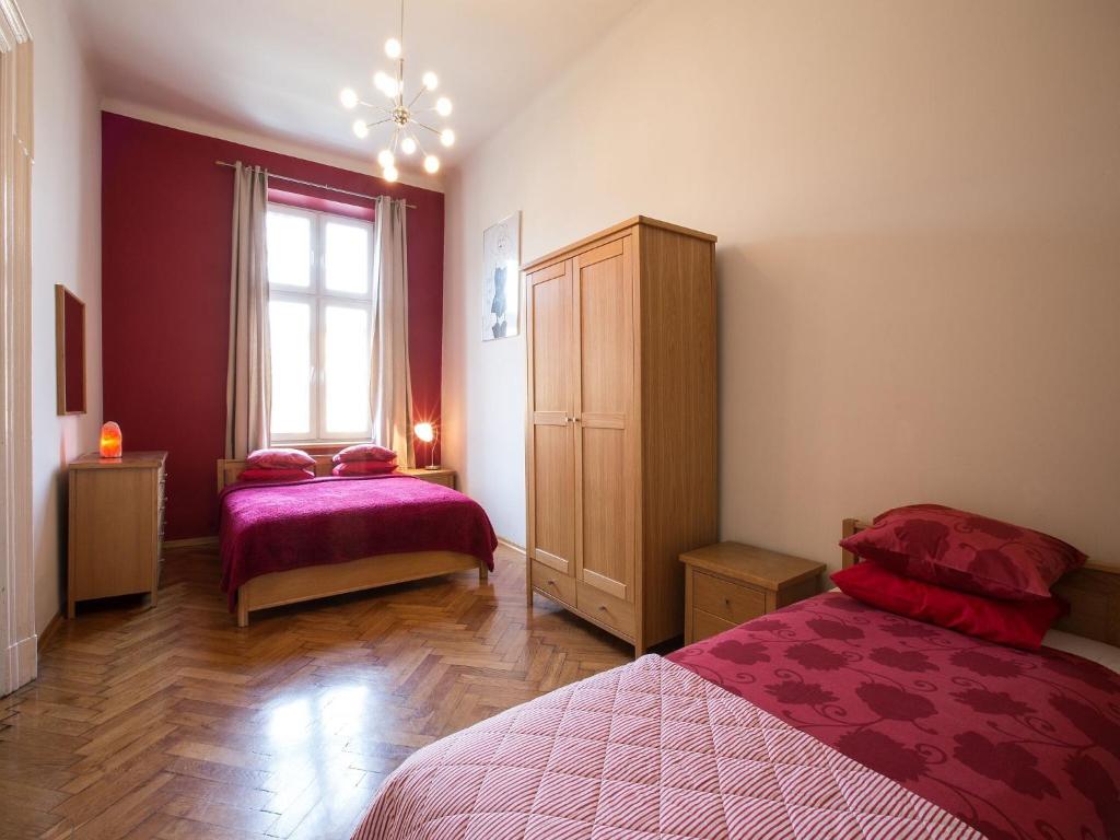 Posteľ alebo postele v izbe v ubytovaní Airy and sunny apartment in the centre of Krakow
