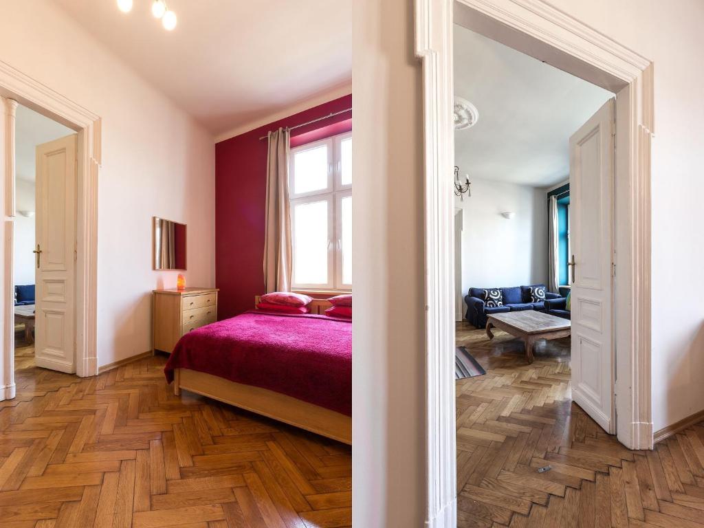Posteľ alebo postele v izbe v ubytovaní Airy and sunny apartment in the centre of Krakow