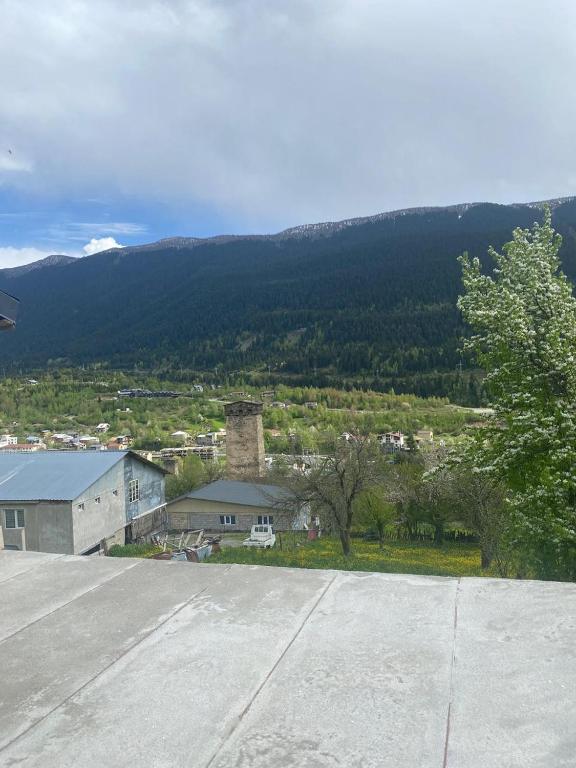 Vista general d'una muntanya o vistes d'una muntanya des de l'hostal o pensió
