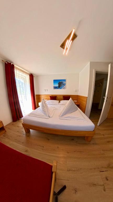 Postel nebo postele na pokoji v ubytování Ferienwohnungen ARIKOGEL Bad Goisern