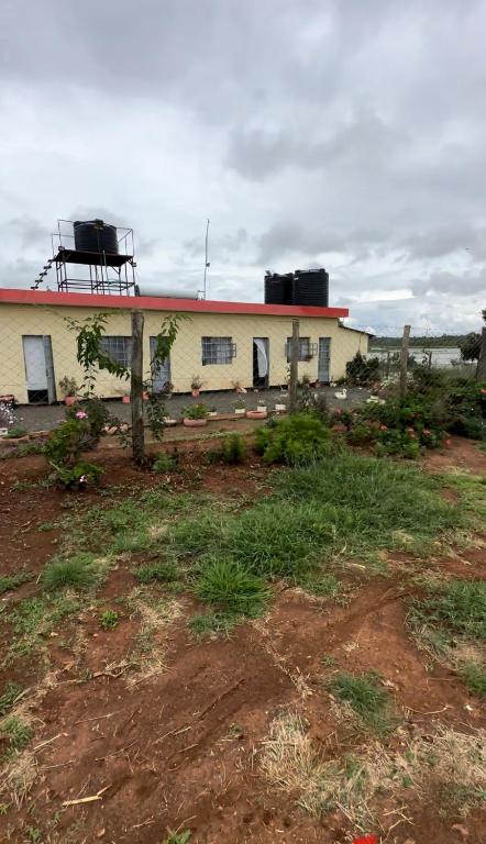 un edificio con una recinzione di fronte di Beautiful Lake Side Home a Eldoret