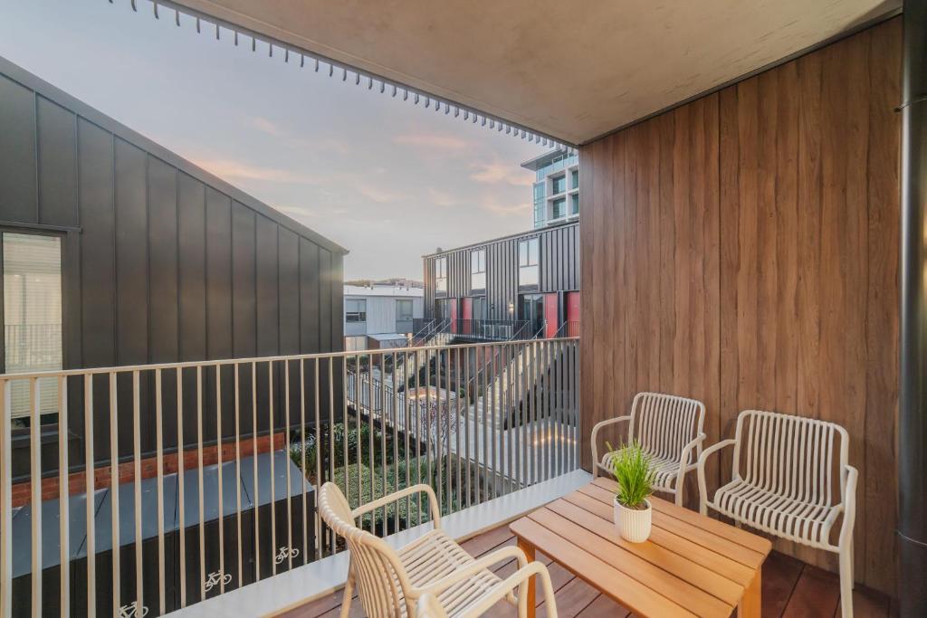 Convenient City Pad - 2BR Laundry Sleeps 5