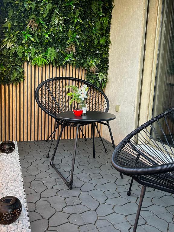 - une table et une chaise fleurie sur la terrasse dans l'établissement T2 cosy, calme à 5 min de la Croisette, au Cannet