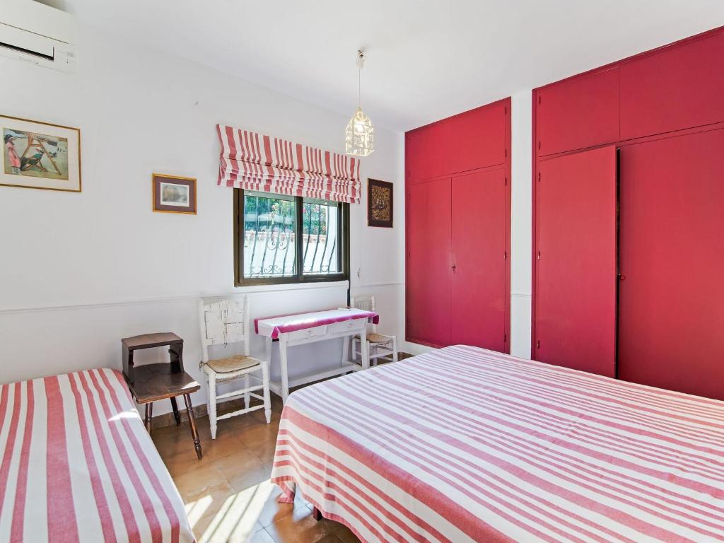 Postel nebo postele na pokoji v ubytování Superb beachfront villa with guest house 50m opposite