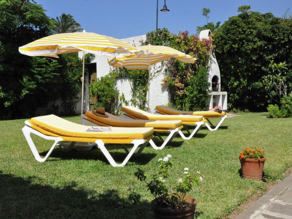 Zahrada ubytování Superb beachfront villa with guest house 50m opposite
