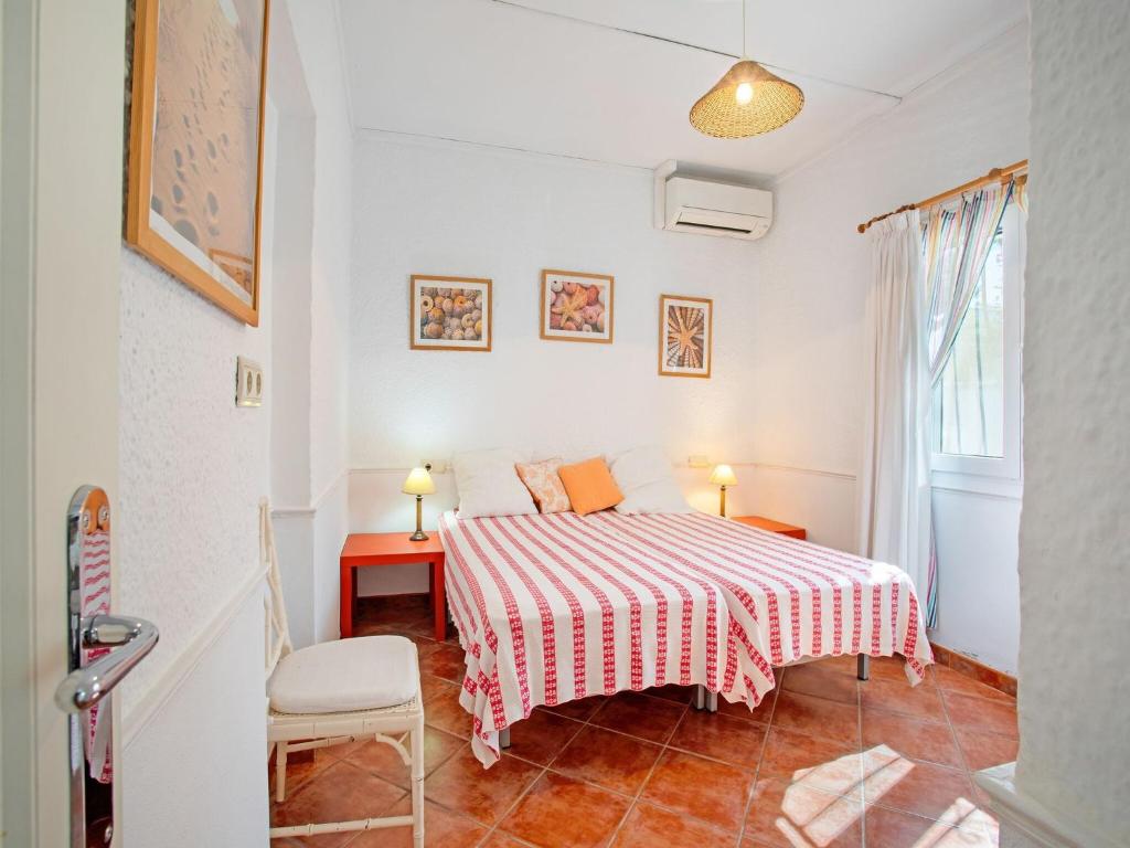 Postel nebo postele na pokoji v ubytování Superb beachfront villa with guest house 50m opposite