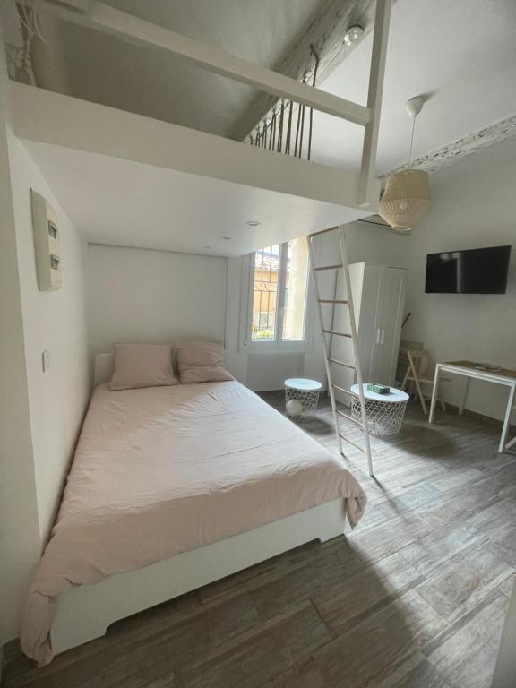 1 dormitorio con 1 cama y 1 cama elevada en Studio vieil Antibes et mezzanine proche de la mer, en Antibes