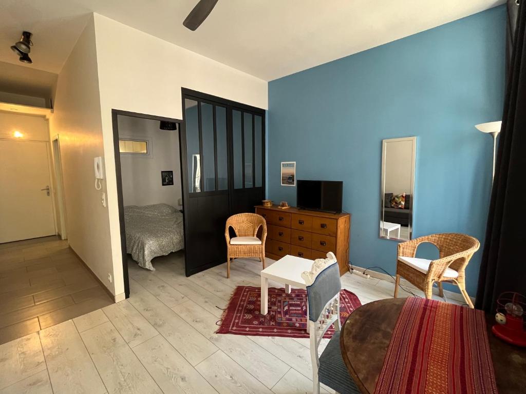 une pièce avec une table et des chaises et une chambre dans l'établissement Appartement climatisé Centre Ville Sète, à Sète