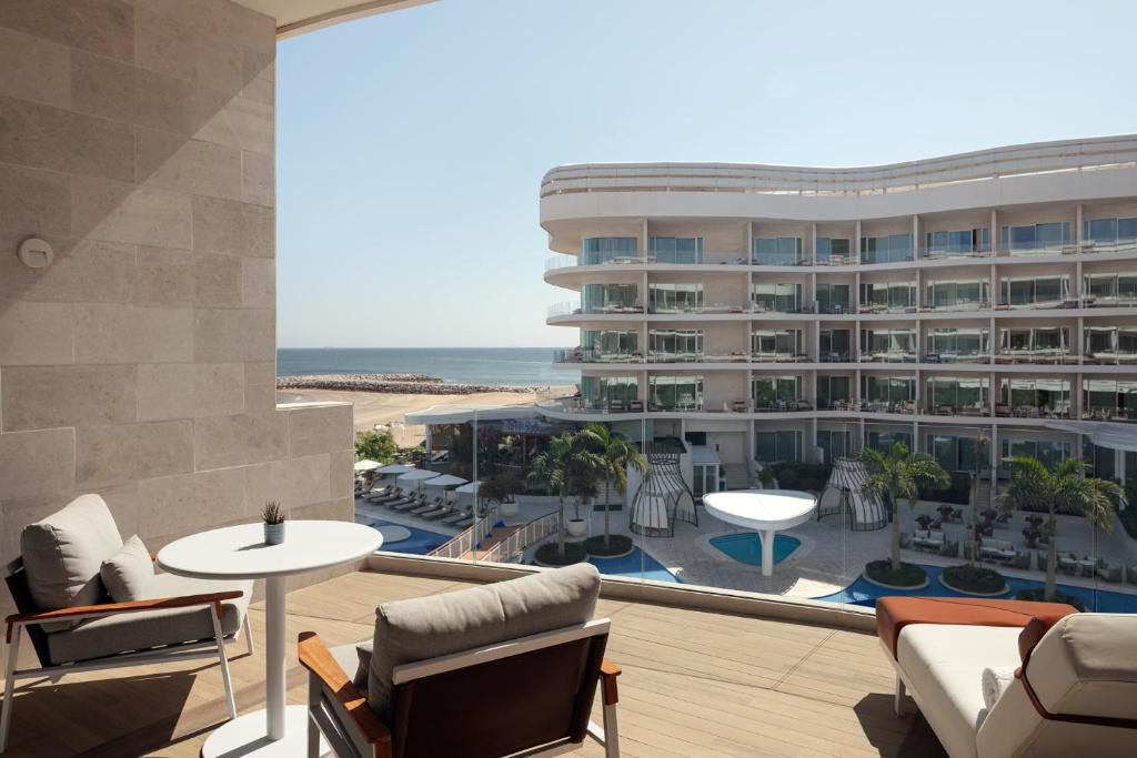 Bazén v ubytování The St. Regis Al Mouj Muscat Resort nebo v jeho okolí