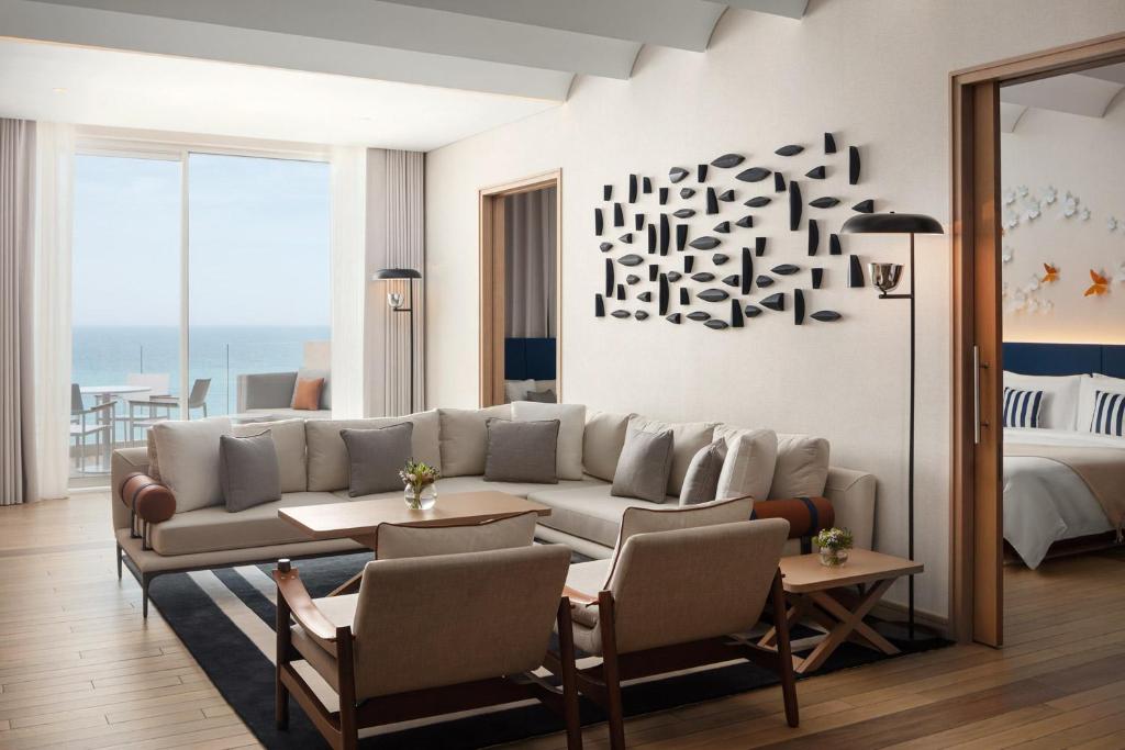 Posezení v ubytování The St. Regis Al Mouj Muscat Resort