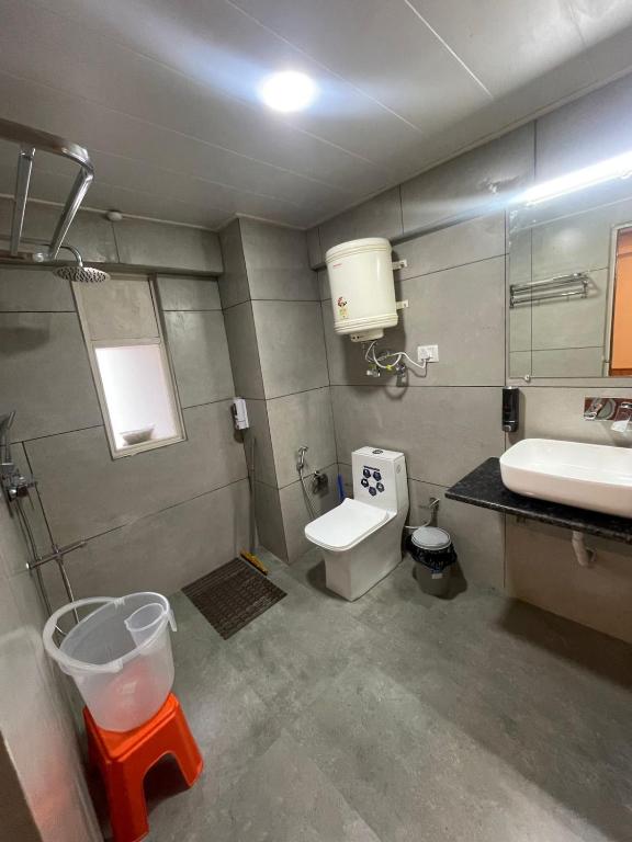 a small bathroom with a toilet and a sink at Drifters Inn - The Hidden Tribe in Manāli