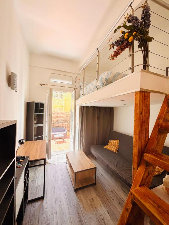 Cette petite chambre comprend des lits superposés et un canapé. dans l'établissement Berlioz TERRASSE, à Nice