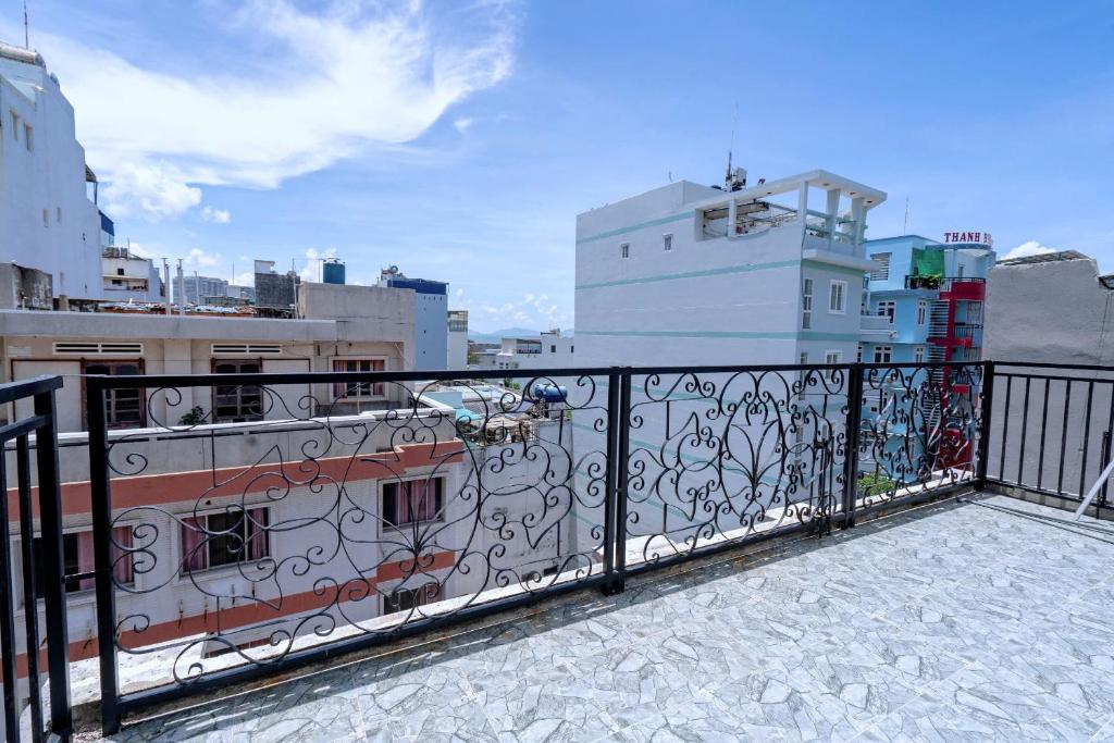 un balcon avec une clôture noire et quelques bâtiments dans l'établissement Khách sạn Hoàng Bách, à Vung Tau