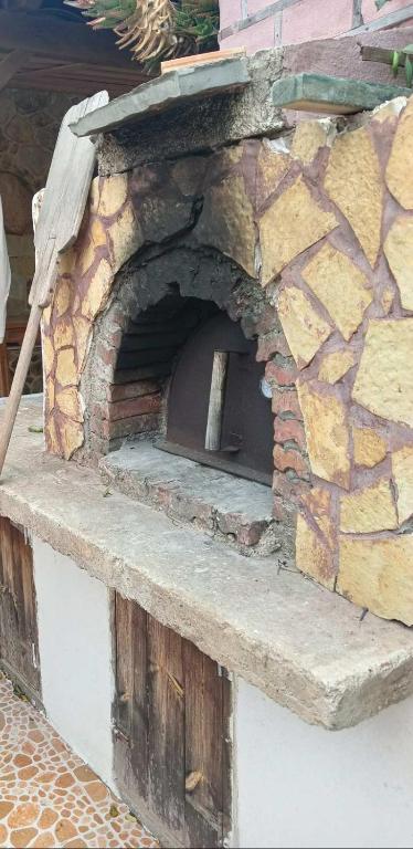 piec ceglany siedzący na kamiennej ścianie w obiekcie Elafonisi House w mieście Livadia