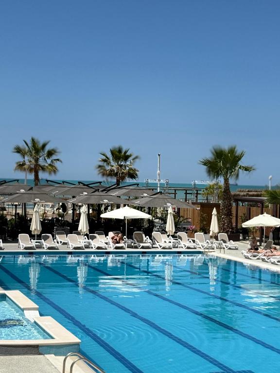Bazén v ubytování Hotel Bleart nebo v jeho okolí