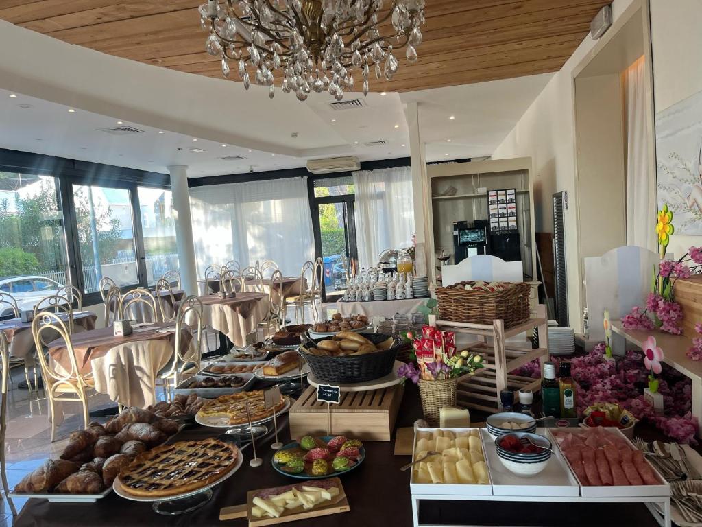 Hotel Garisenda B&B - in Centro a Riccione - - Resim 12