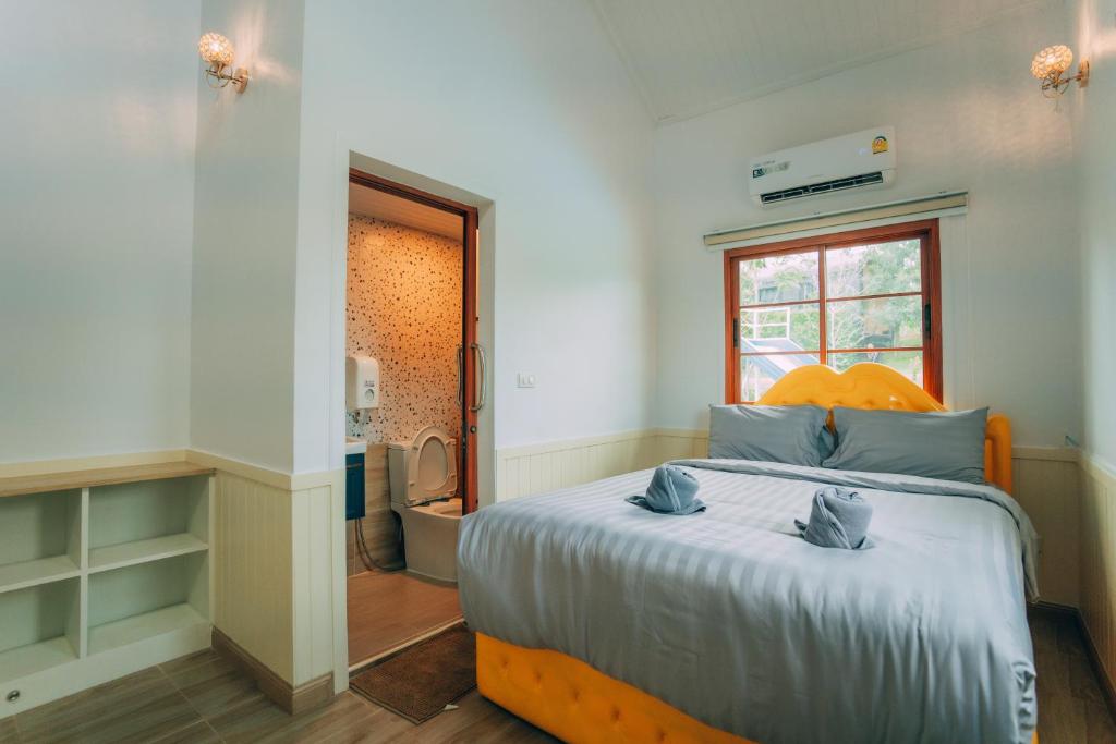 Postel nebo postele na pokoji v ubytování Khao Yai Art Tree Resort
