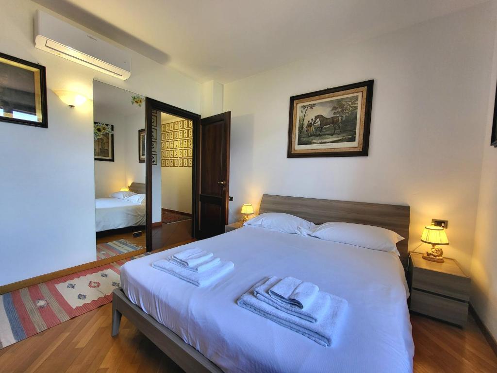Postel nebo postele na pokoji v ubytování Casa Intignano - appartamento con terrazzo vista lago