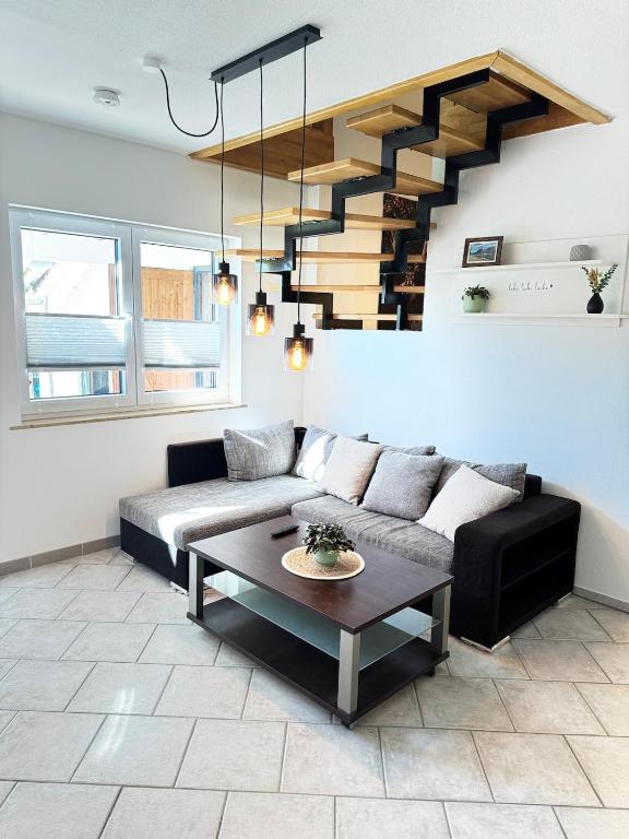 ObergünzburgにあるFerienwohnung Allgäuherzのソファとテーブルのあるリビングルーム