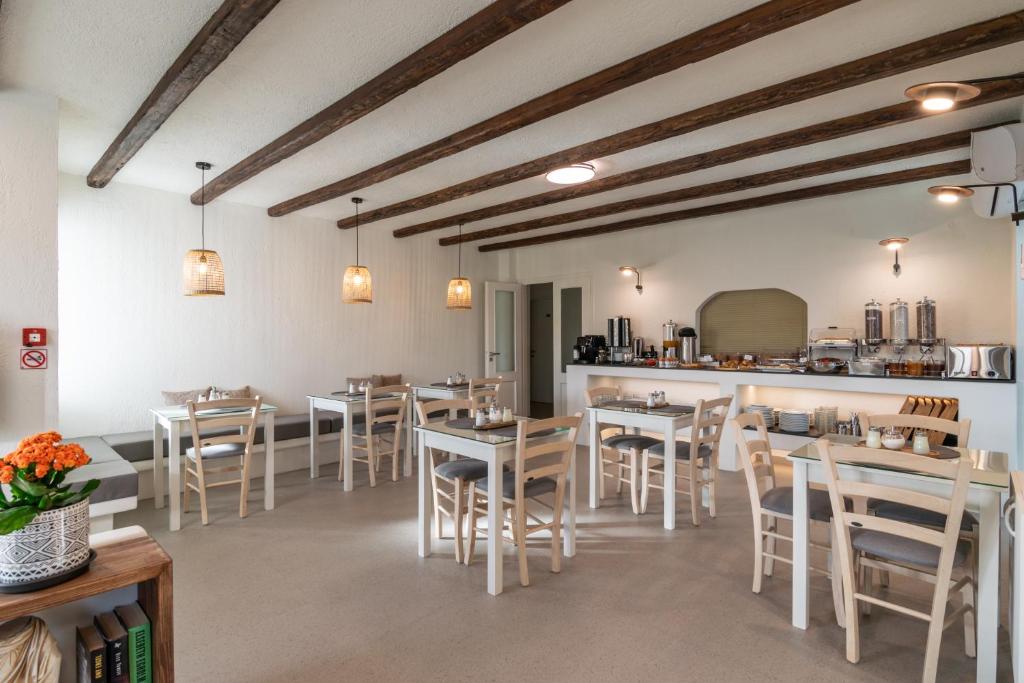 Um restaurante ou outro lugar para comer em Hotel Rigas