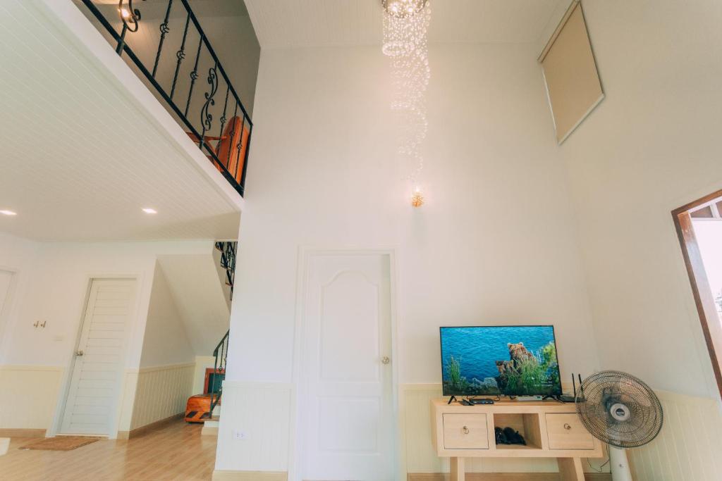 TV a/nebo společenská místnost v ubytování Khao Yai Art Tree Resort