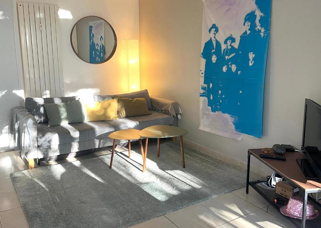 un salon avec un canapé et une table dans l'établissement Superbe 2 pièces à Cannes, à Cannes
