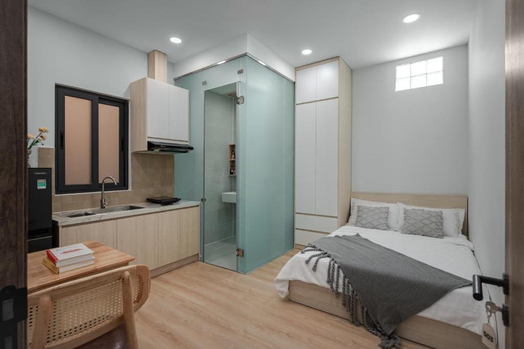 Postel nebo postele na pokoji v ubytování Fullerton House Tan Binh