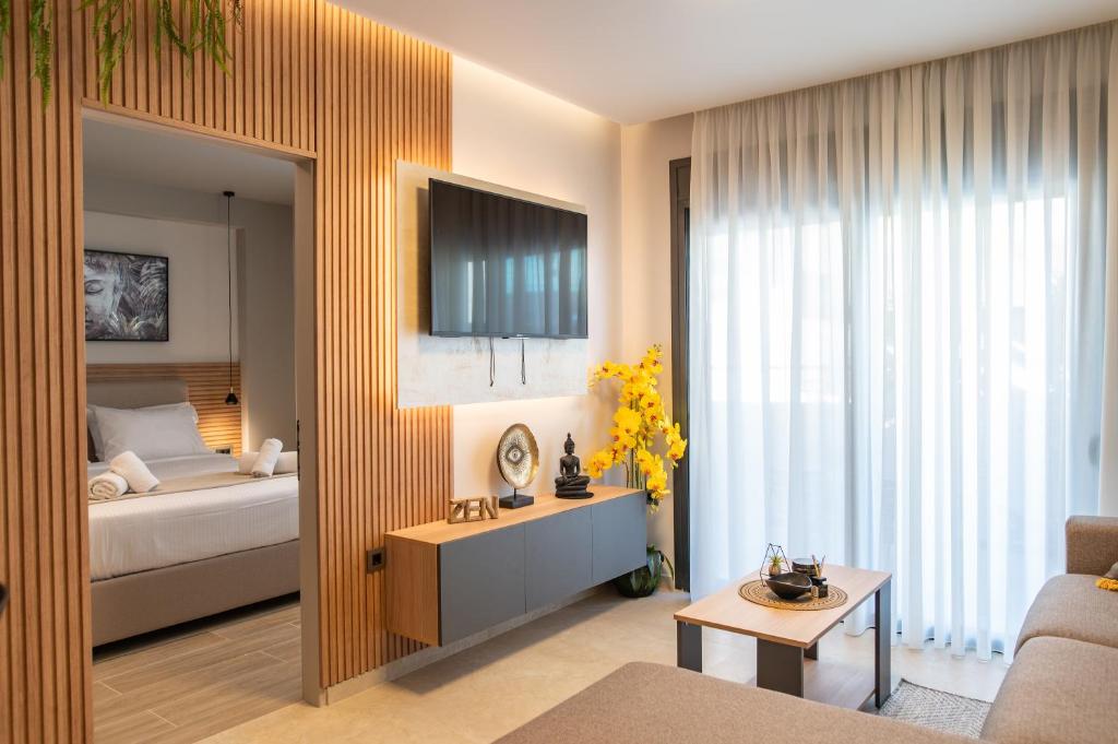 een woonkamer met een bank, een bed en een tafel bij Zen Apartments By The Sea in Kos-stad