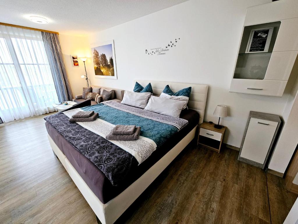 ein Schlafzimmer mit einem großen Bett mit Kissen darauf in der Unterkunft Ferienland Sonnenwald Ferienwohnung 44 "Sonnenschein" in Langfurth 