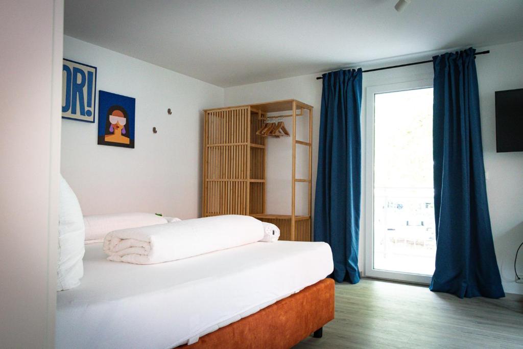 Ένα ή περισσότερα κρεβάτια σε δωμάτιο στο Retro-Modern in der Bregenzer Fussgaengerzone